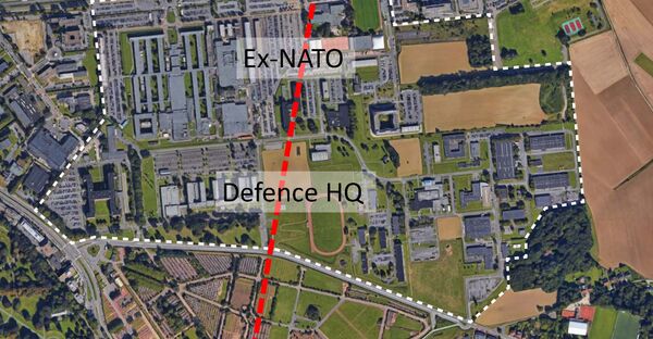 Les bâtiments actuels sur le site de la Défense avec la limite entre les Régions bruxelloise et flamande en rouge.