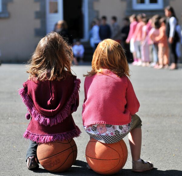 Petites filles dans la cour de récréation