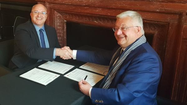 Signature par le Président de la MEL et le Ministre des Relations extérieures